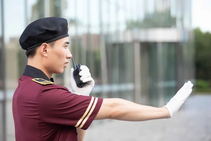酒店服務(wù)行業(yè)如何選擇對講機(jī)？